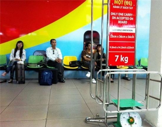 Tiep vien hang khong ke tat xau cua hanh khach di gia re hinh anh 1
