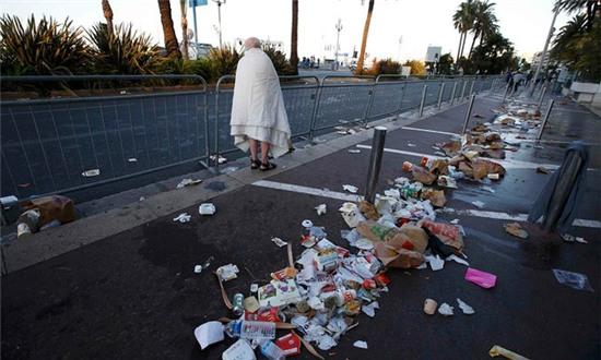 Sau vụ khủng bố đẫm máu ở Pháp, bình minh trên thành phố Nice chưa bao giờ u tối đến thế - Ảnh 1.