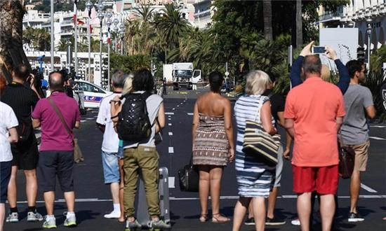 Sau vụ khủng bố đẫm máu ở Pháp, bình minh trên thành phố Nice chưa bao giờ u tối đến thế - Ảnh 2.