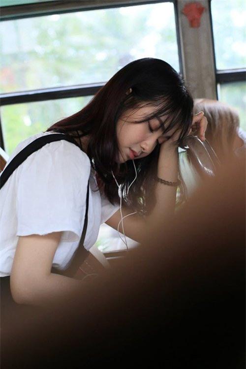 Cô gái bất ngờ nổi tiếng vì bị quay lén trên xe buýt