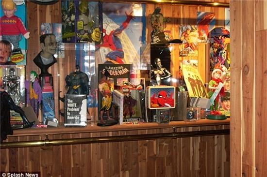Michael còn có nguyên một bộ sưu tập đồ chơi siêu nhân các thể loại.