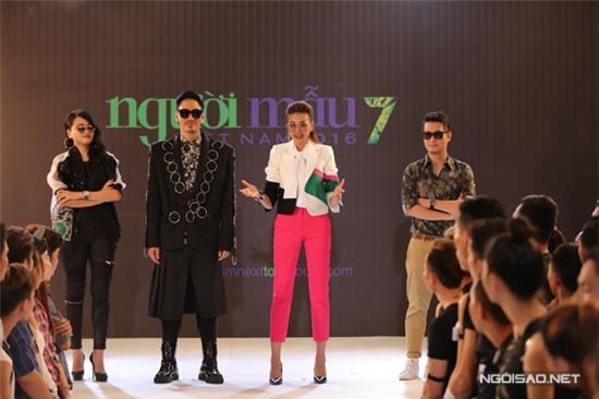 thi-sinh-next-top-khoc-ngat-vi-catwalk-tren-khong