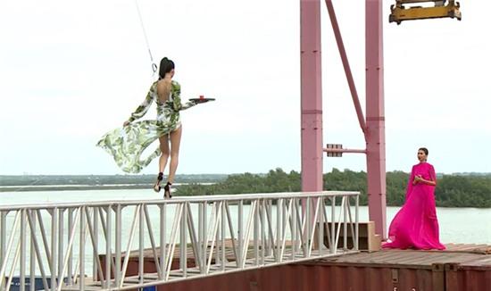 thi-sinh-next-top-khoc-ngat-vi-catwalk-tren-khong-5