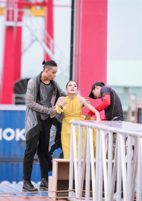 thi-sinh-next-top-khoc-ngat-vi-catwalk-tren-khong-7