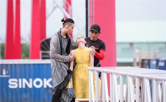 thi-sinh-next-top-khoc-ngat-vi-catwalk-tren-khong-8