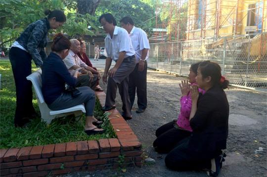 Sáng 18-7, trước khi diễn ra phiên tòa phúc thẩm vụ thảm sát Bình Phước, bà Vũ Thị Thi – mẹ bị cáo Vũ Văn Tiến đã quỳ lạy gia đình nạn nhân, mong tha thứ cho tội lỗi con mình.