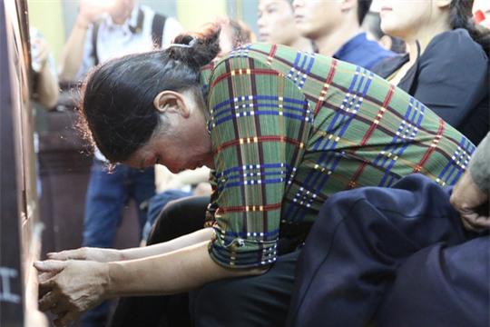 Nghe toà tuyên án tử đối với con người mẹ đã gục xuống.