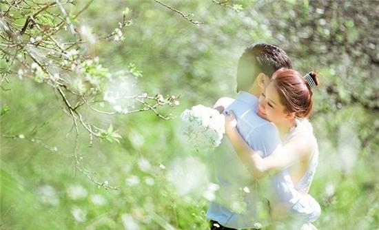 Chỉ cần bàn tay anh siết chặt tay em