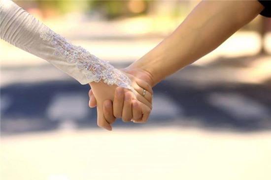 Chỉ cần bàn tay anh siết chặt tay em