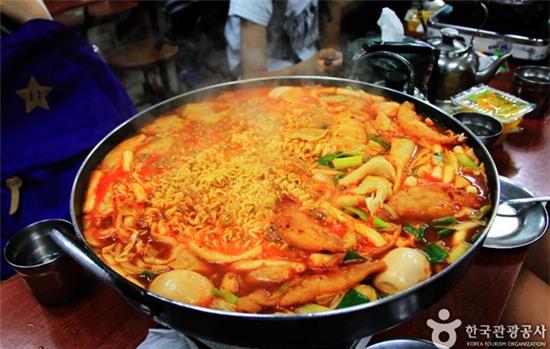 Với hương vị dẻo dẻo của những miếng bánh làm từ bột gạo, quyện với nước sốt đỏ sóng sánh cay cay. thơm thơm giản dị đã trở thành biểu tượng của ẩm thực đường phố Hàn Quốc