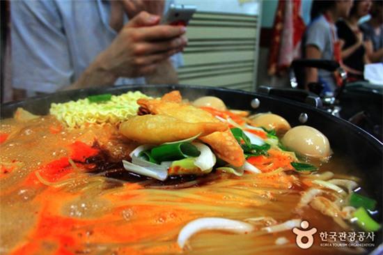 Một suất Tteokbokki đầy đủ cho khoảng 2 3 người có giá dao động từ 4.000 5.000 won (khoảng 75.000 95.000 VNĐ)