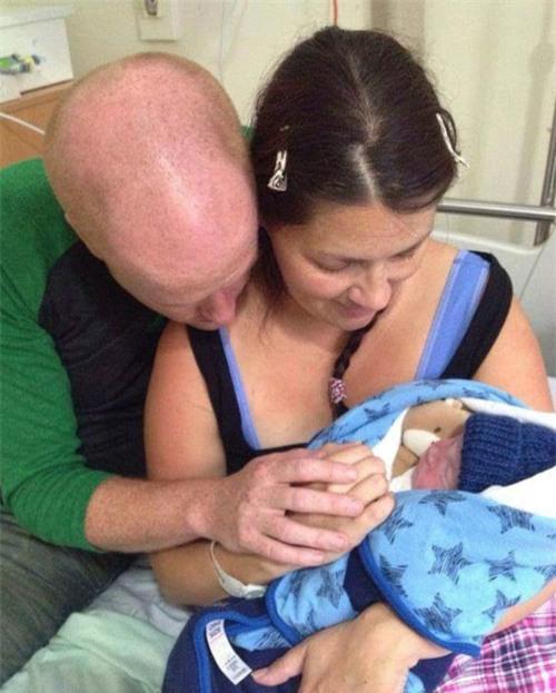 nguoi-me-cham-soc-con-trai-chet-luu-15-ngay-truoc-khi-chon-cat-1