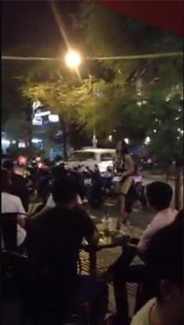 Hot girl mặc bikini đi lại thản nhiên phát tờ rơi bị dân tình