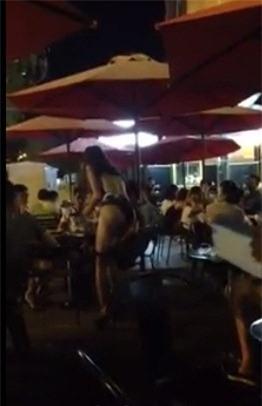 Hot girl mặc bikini đi lại thản nhiên phát tờ rơi bị dân tình