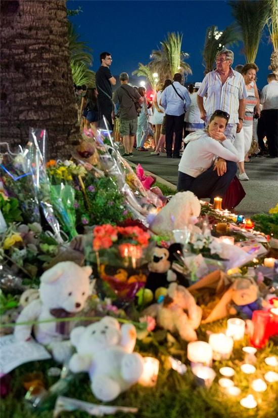 Pháp: 2 người hùng liều mình chặn khủng bố vẫn còn sống