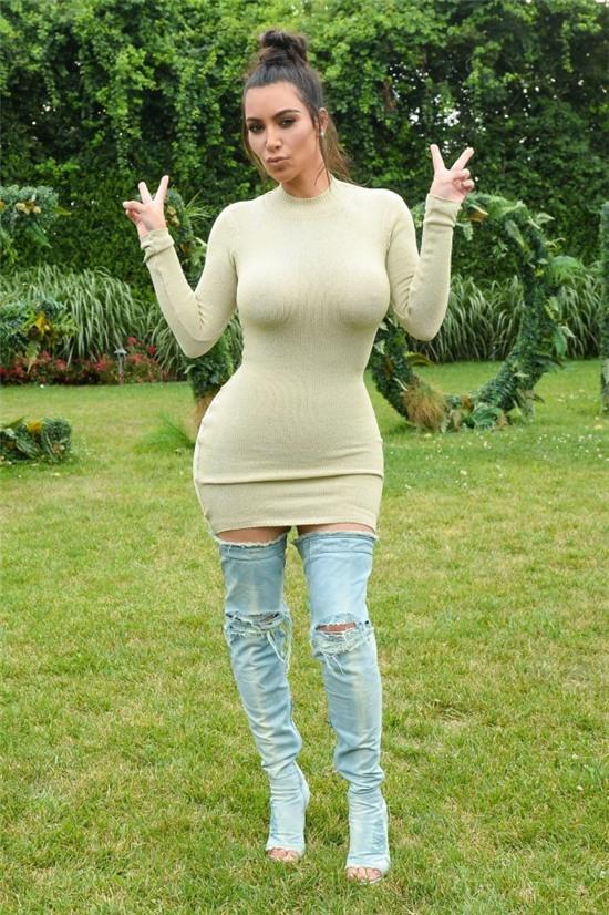 Kim bị chế giễu vì mặc váy len giữa mùa hè và đi boots như được tái chế từ quần jeans - Ảnh 1.