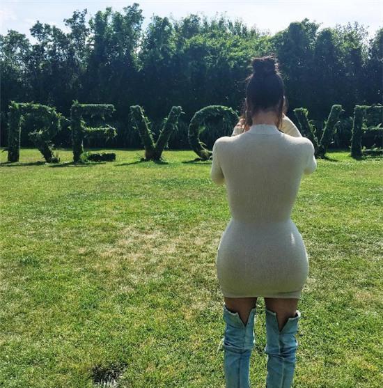 Kim bị chế giễu vì mặc váy len giữa mùa hè và đi boots như được tái chế từ quần jeans - Ảnh 5.