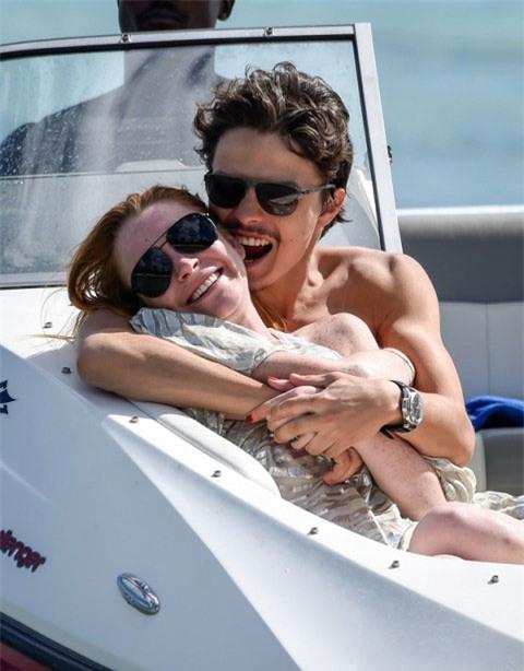 lindsay-to-chong-sap-cuoi-tang-tiu-voi-co-gai-khac-3