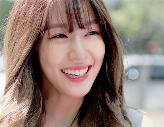 Quên son đỏ, son nude đi, son hồng san hô mới là màu son được con gái châu Á mê nhất hè này - Ảnh 12.