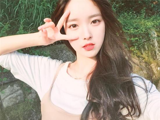 Quên son đỏ, son nude đi, son hồng san hô mới là màu son được con gái châu Á mê nhất hè này - Ảnh 3.