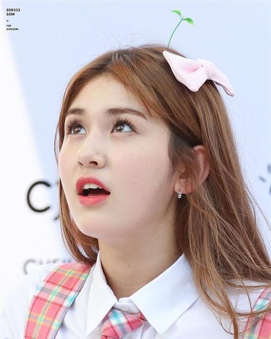 Quên son đỏ, son nude đi, son hồng san hô mới là màu son được con gái châu Á mê nhất hè này - Ảnh 7.