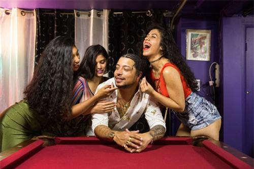 ky la chuyen 1 chong song hanh phuc voi 3 vo o my - 2