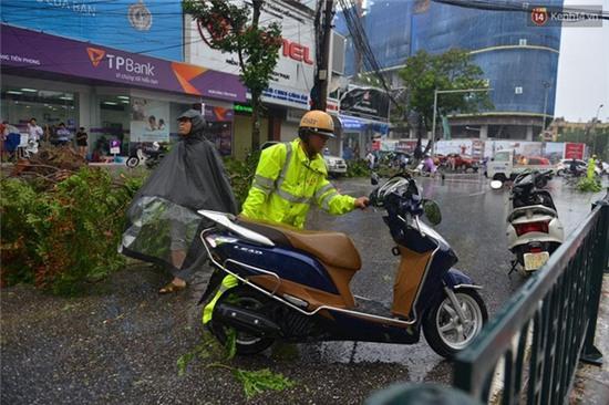 Hà Nội: Bất chấp nguy hiểm, gió to, người dân lao vào cứu 2 phụ nữ bị cây đè do bão - Ảnh 6.