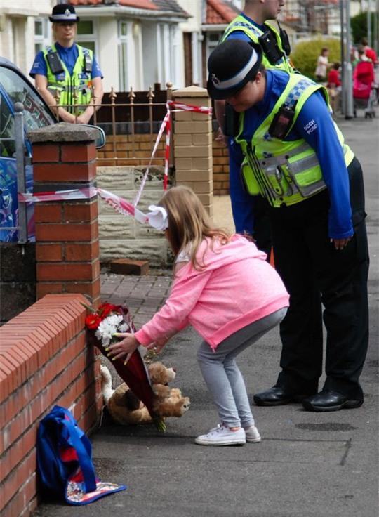 Hoa và gấu bông tưởng niệm Jack được đặt ngoài ngôi nhà. Ảnh: Athena