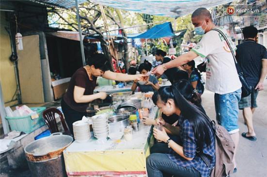 Hàng bánh đúc giá rẻ khuất trong khu tập thể cũ ở Hà Nội, đắt khách suốt 20 năm qua - Ảnh 1.