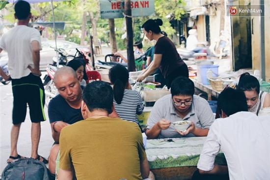 Hàng bánh đúc giá rẻ khuất trong khu tập thể cũ ở Hà Nội, đắt khách suốt 20 năm qua - Ảnh 12.