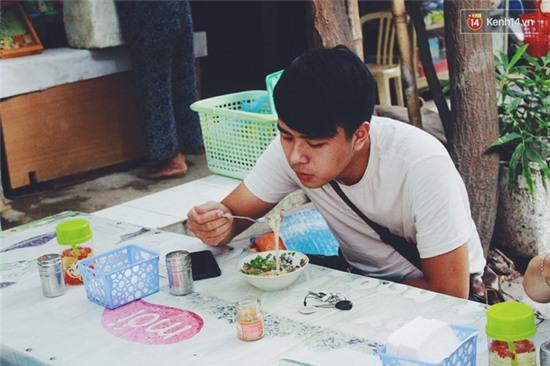 Hàng bánh đúc giá rẻ khuất trong khu tập thể cũ ở Hà Nội, đắt khách suốt 20 năm qua - Ảnh 5.