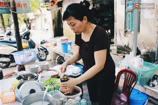 Hàng bánh đúc giá rẻ khuất trong khu tập thể cũ ở Hà Nội, đắt khách suốt 20 năm qua - Ảnh 6.