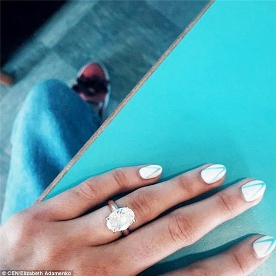 Nhà tài phiệt 55 tuổi cưới cô người mẫu 18 tuổi sau 4 năm hẹn hò - Ảnh 2.