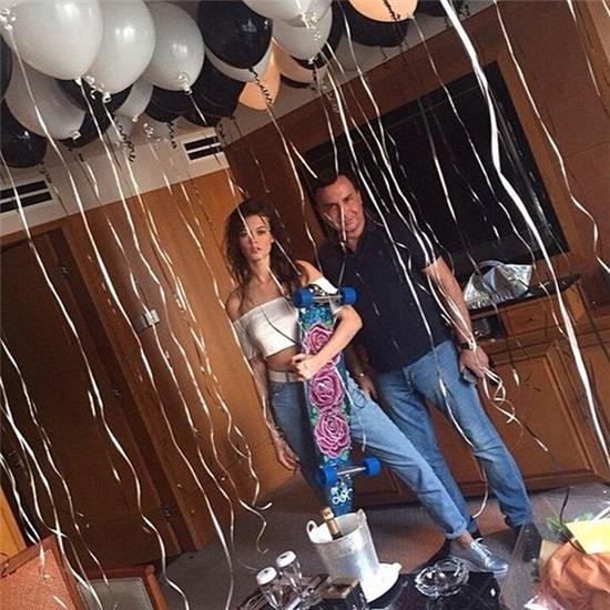 Nhà tài phiệt 55 tuổi cưới cô người mẫu 18 tuổi sau 4 năm hẹn hò - Ảnh 3.