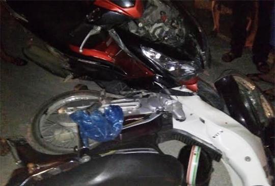 Sau tai nạn, 2 chiếc xe máy dính chặt vào nhau, người điều khiển xe Dream bị thương nặng được đưa đi cấp cứu tại Bệnh viện Đa khoa Hợp Lực (Thanh Hóa)