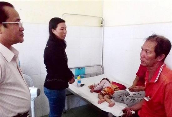 Be trai gong minh roi tat tho o phong cap cuu hinh anh 1