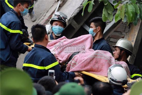 Sập nhà 4 tầng ở hà nội, sâp nhà 4 tầng ở cửa bắc, sập nhà 4 tầng nhiều người bị vùi lấp