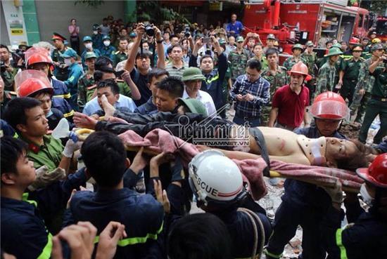 Sập nhà 4 tầng ở hà nội, sâp nhà 4 tầng ở cửa bắc, sập nhà 4 tầng nhiều người bị vùi lấp