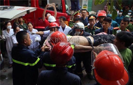 Sập nhà 4 tầng ở hà nội, sâp nhà 4 tầng ở cửa bắc, sập nhà 4 tầng nhiều người bị vùi lấp