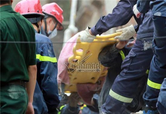 Sập nhà 4 tầng ở hà nội, sâp nhà 4 tầng ở cửa bắc, sập nhà 4 tầng nhiều người bị vùi lấp