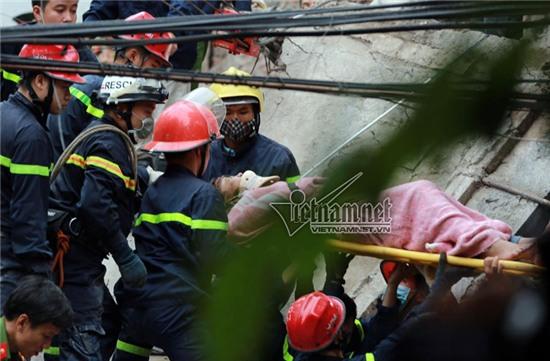 Sập nhà 4 tầng ở hà nội, sâp nhà 4 tầng ở cửa bắc, sập nhà 4 tầng nhiều người bị vùi lấp