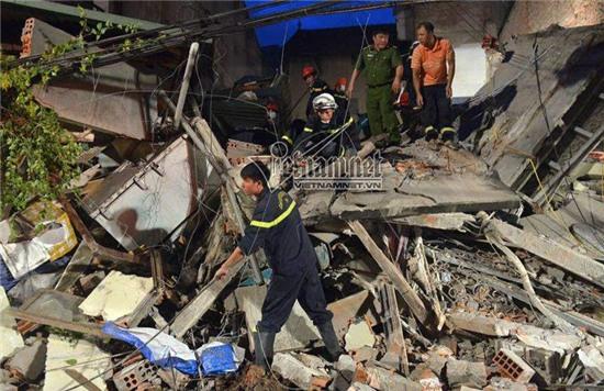 Sập nhà 4 tầng ở hà nội, sâp nhà 4 tầng ở cửa bắc, sập nhà 4 tầng nhiều người bị vùi lấp