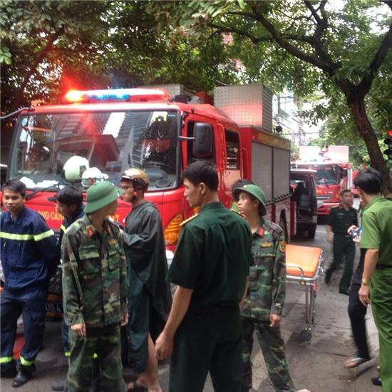 Sập nhà 4 tầng ở hà nội, sâp nhà 4 tầng ở cửa bắc, sập nhà 4 tầng nhiều người bị vùi lấp