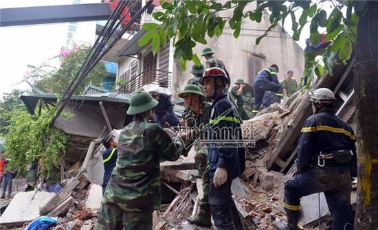 Sập nhà 4 tầng ở hà nội, sâp nhà 4 tầng ở cửa bắc, sập nhà 4 tầng nhiều người bị vùi lấp