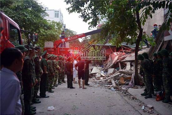 Sập nhà 4 tầng ở hà nội, sâp nhà 4 tầng ở cửa bắc, sập nhà 4 tầng nhiều người bị vùi lấp