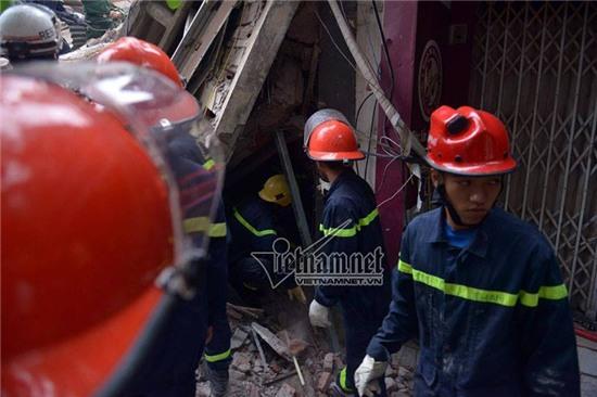 Sập nhà 4 tầng ở hà nội, sâp nhà 4 tầng ở cửa bắc, sập nhà 4 tầng nhiều người bị vùi lấp