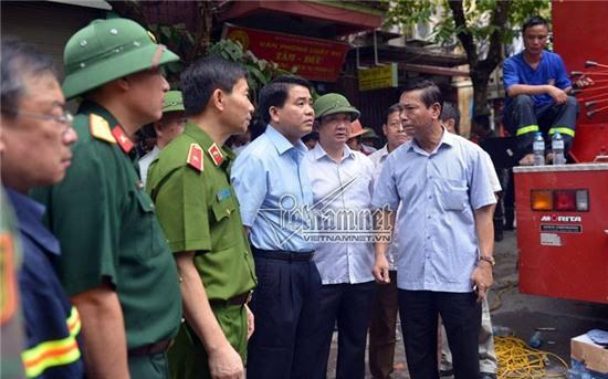 Sập nhà 4 tầng ở hà nội, sâp nhà 4 tầng ở cửa bắc, sập nhà 4 tầng nhiều người bị vùi lấp