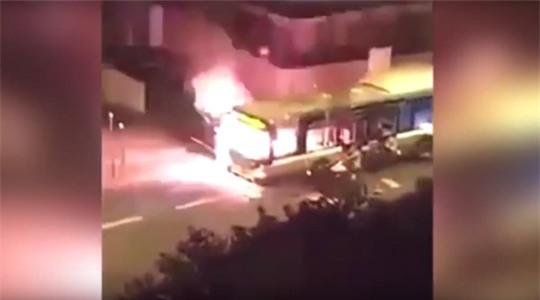  Chiếc xe buýt bốc cháy vì bom xăng. Ảnh: Daily video 
