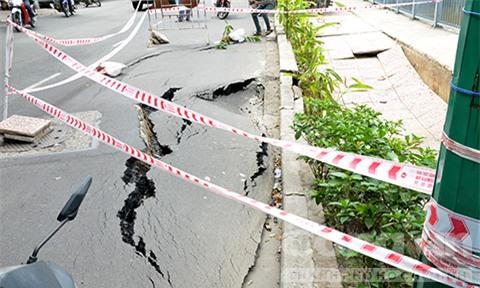 Hố tử thần lại xuất hiện trên đường phố Sài Gòn - Ảnh 1.