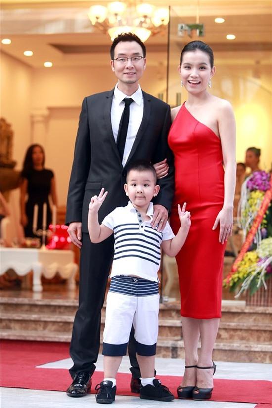 Vợ chồng Hoa hậu Thùy Lâm và con trai đầu lòng.